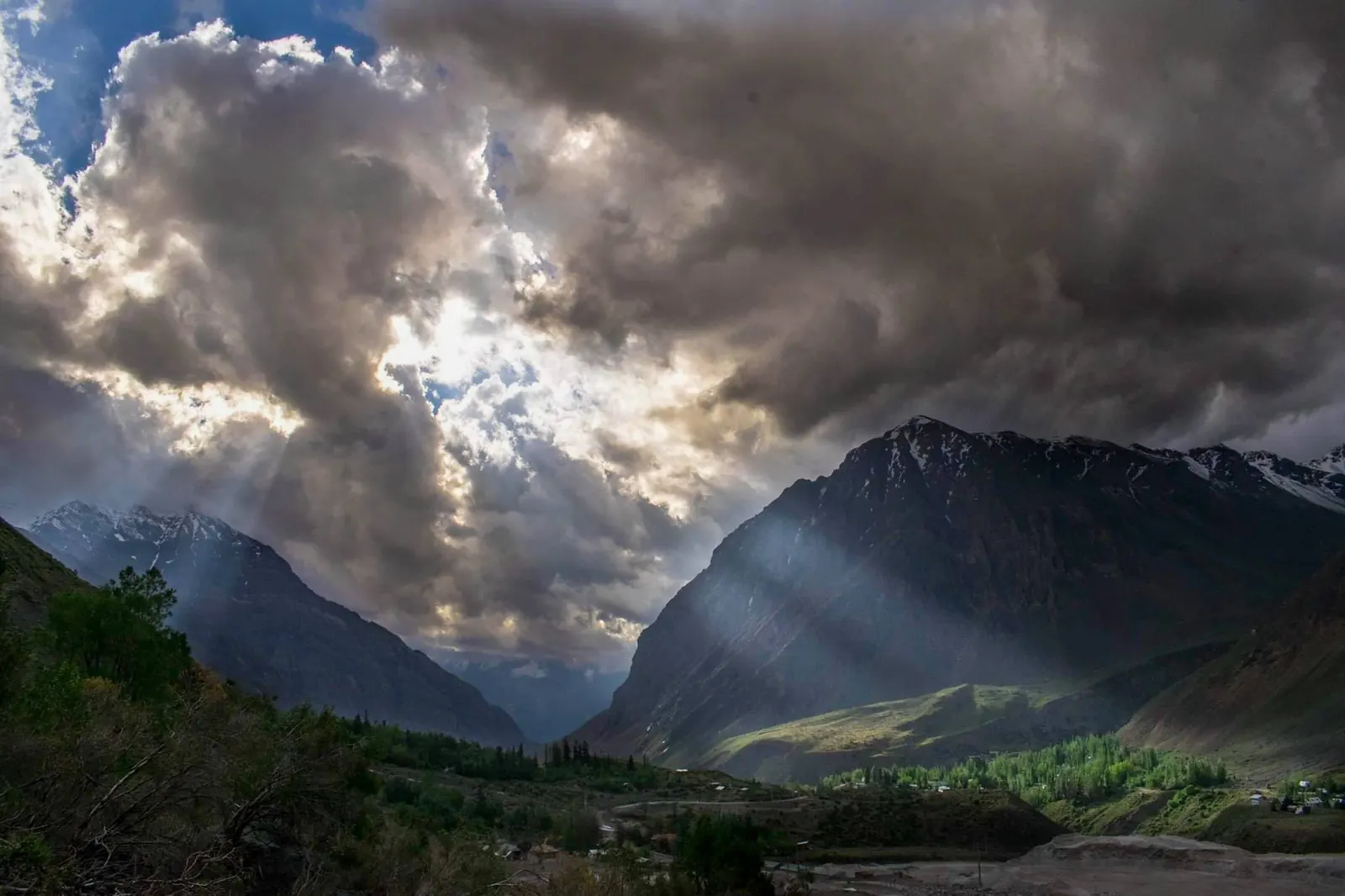 Valle cordillerano con rayos de sol entre las nubes, fotografía de Diego del Sur