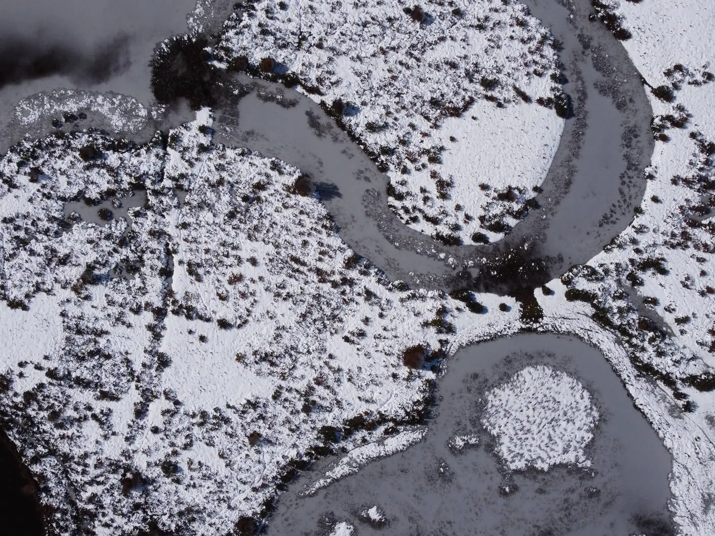 Río entre la nieve en Malalcahuello, toma aérea con drone