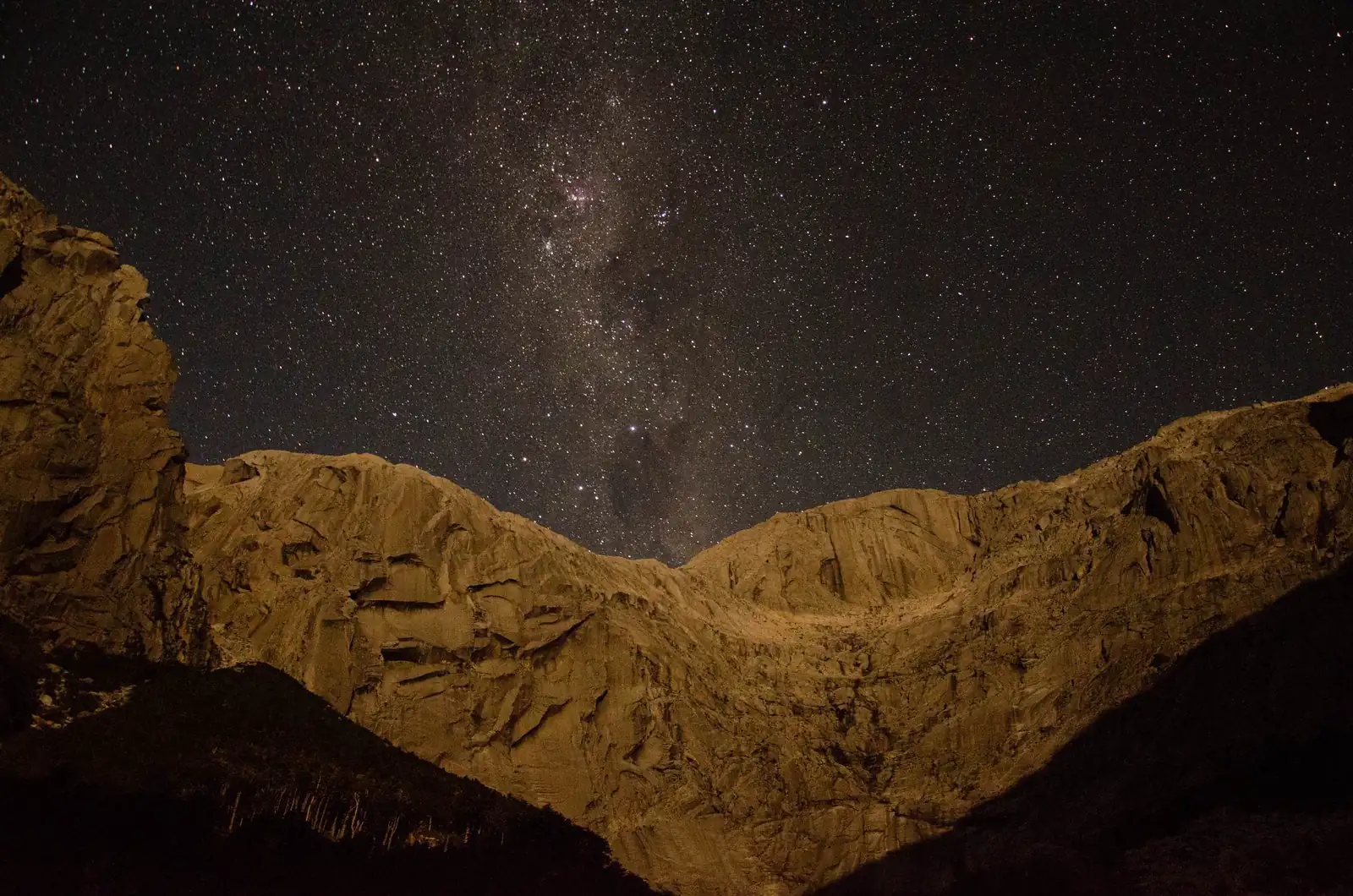 Vía Láctea sobre la cordillera, fotografía nocturna